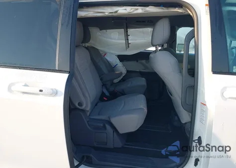 2021 Toyota Sienna Le z USA, uszkodzony, nr VIN 5TDKRKEC1MS016840